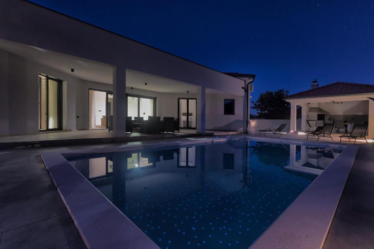 بولا Villa Speranza With Illuminated Pool المظهر الخارجي الصورة